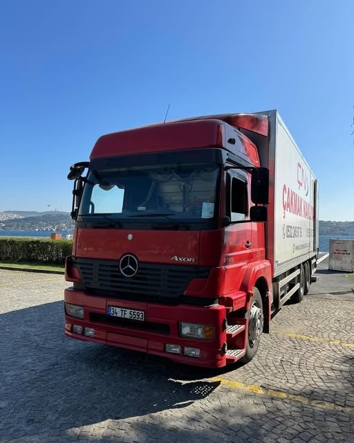 İstanbul Boğazı kıyısında Çakmak Nakliyat kamyonu