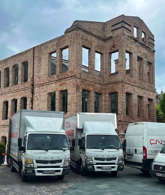 Tarihi mekânda etkinlik lojistiği için bekleyen kamyonlar