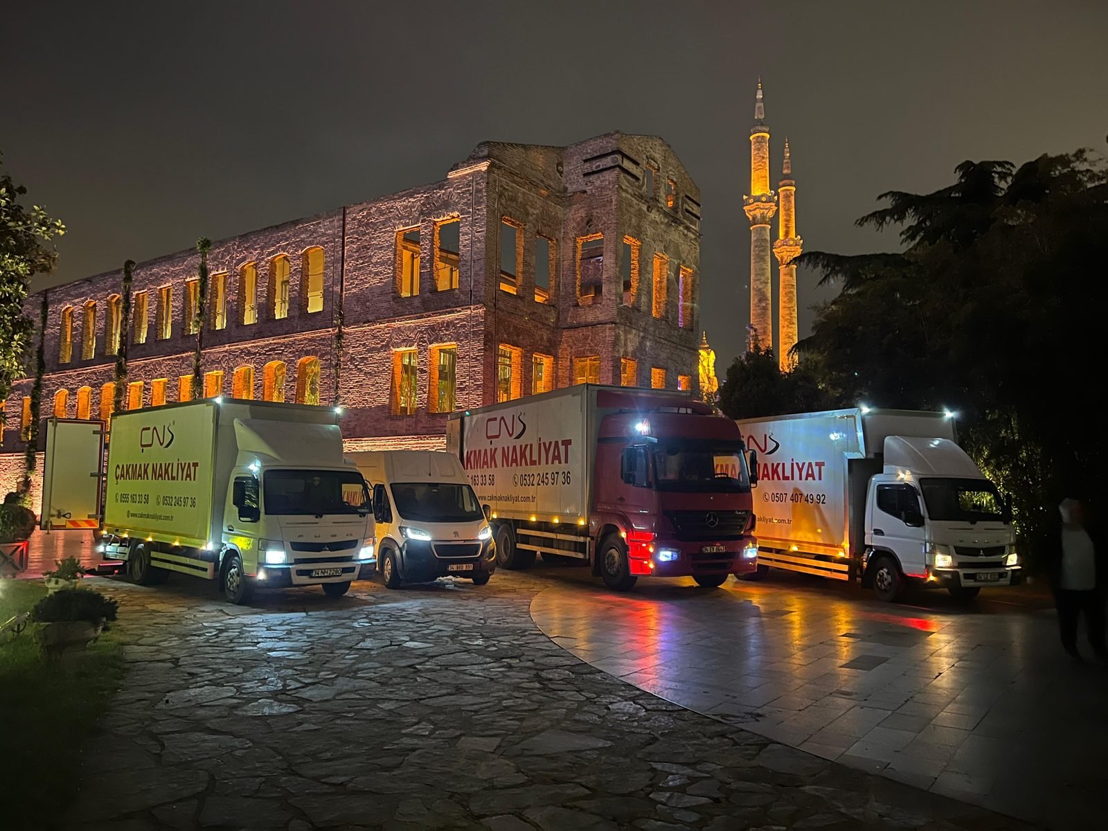 Tarihi mekânda gece organizasyonu için bekleyen Çakmak Nakliyat filosu